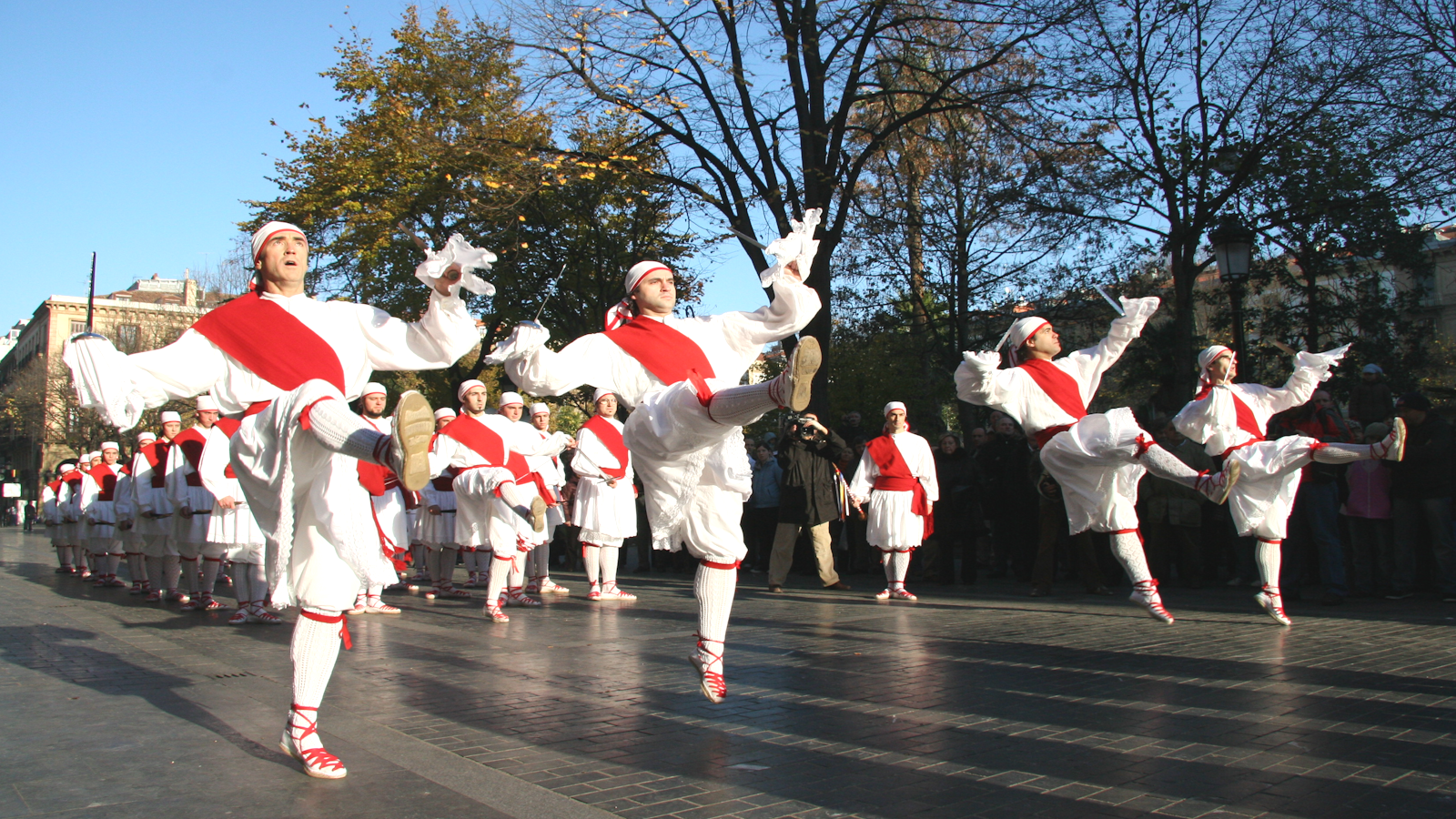 pays basque, danse, aurresku, Ezpata-dantza, Jauziak,  fandango, Arin-arin, Mutxikoak, Kaskarot dantza, Maskaradak